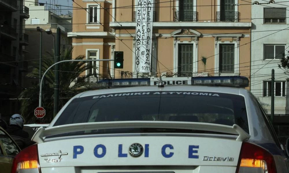 Τροχαίο βγαλμένο από...ταινία στο κέντρο της Αθήνας-Αυτοκίνητο «καβάλησε» σταθμευμένο όχημα (εικόνες)